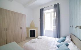 CA 1 - Deluxe two-bedroom apt in Valletta